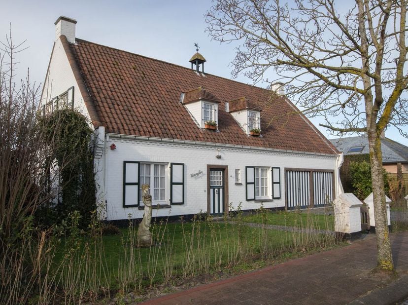 KARAKTERVOLLE VILLA - <br />
<br />
Charmante vrijstaande villa op ruim perceel in rustige wijk van Westkapelle (Knokke-Heist)<br />
Ontdek deze karak