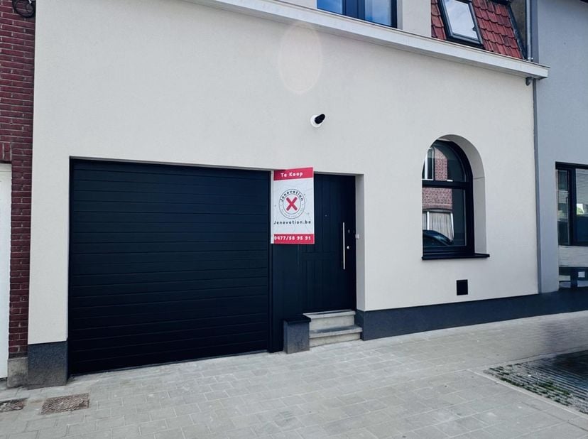 Te Koop in Dadizele<br />
<br />
Deze prachtig gerenoveerde woning combineert een moderne uitstraling met optimaal wooncomfort. Dankzij de strakke wit