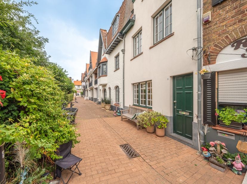 Prachtige, karaktervolle woning op een uitzonderlijke ligging in het hart van Het Zoute, verscholen langs een charmant paadje en op slechts enkele sta