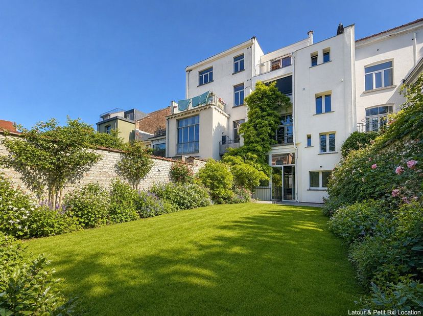 SAINT-GILLES, à deux pas de la place Stéphanie, des commerces et des transports, magnifique APPARTEMENT souplex (3ch/2sdb) de première occupation de ±