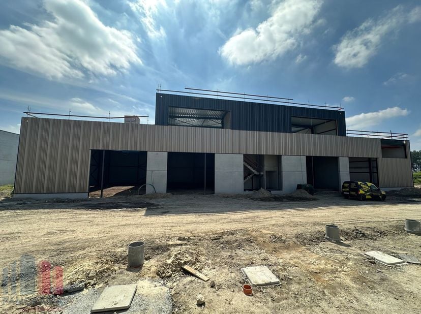 Nieuwbouw KMO-unit van 498 m² met 260&amp;nbsp;m² kantoorruimte te koop en 8 privatieve parkeerplaatsen.<br />
De loods maakt deel uit van “Apollo”, een g