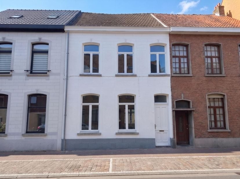 In het centrum gelegen rijwoning met zuidwestgerichte tuin en garage<br />
<br />
Deze centraal gelegen rijwoning biedt een uitstekende renovatiekan