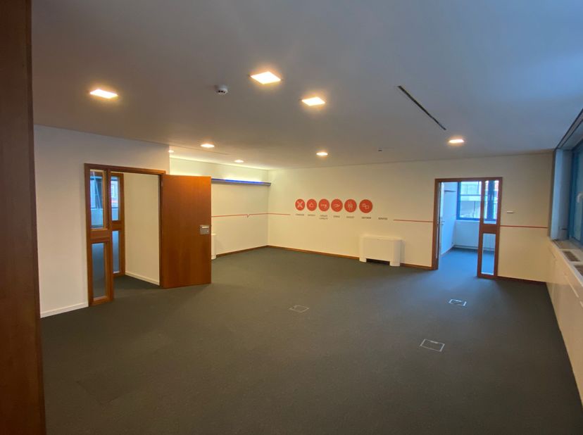 De kantoorruimte met terras bevindt zich op de 1ste verdieping, toegankelijk via centrale trappenhal en lift, en beschikt onder andere over airco, rui