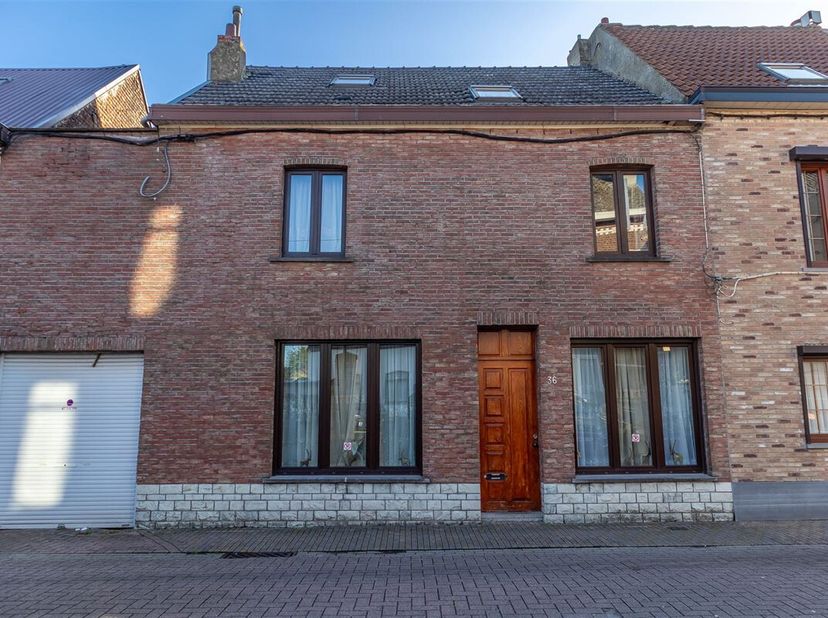Property One, uw vastgoedpartner, biedt deze ruime gezinswoning ideaal gelegen in een rustige woonwijk van Ruisbroek, in een eenrichtingsstraat, die r