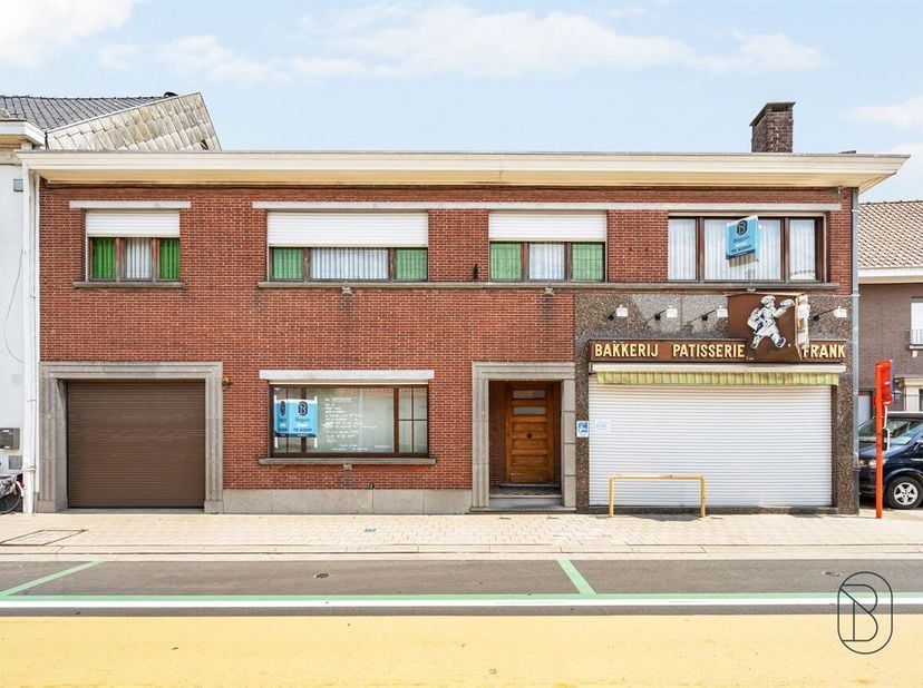Ontdek dit bijzonder veelzijdige eigendom, bestaande uit een handelspand met atelier én een ruime gezinswoning. Dit pand biedt niet alleen een ideale