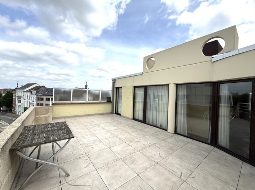 Op een uitstekende locatie nabij de Coupure, het Groenevalleipark en het Begijnhof bevindt zich dit uitzonderlijke penthouse appartement.<br />
Een ab