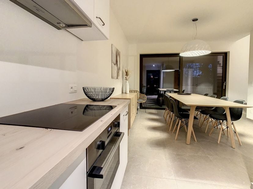 Een instapklare woning waar je meteen thuis bent<br />
Deze bijna-energieneutrale halfopen woning, opgeleverd in 2023, biedt een bruto bewoonbare oppe