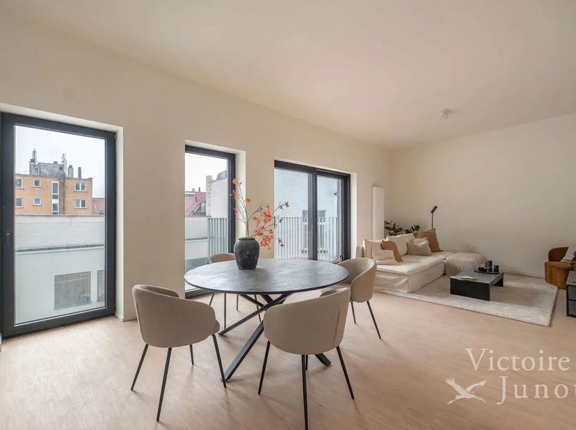 Victoire Junot stelt u dit gloednieuwe appartement met twee slaapkamers voor, voorzien van een prachtig terras aan de achterzijde en gelegen op de der