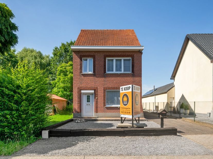 Te renoveren woning met drie slaapkamers gelegen op een perceel van ca. 408 m².<br />
Indeling en omschrijving:<br />
Via de inkomhal, met de trap naa