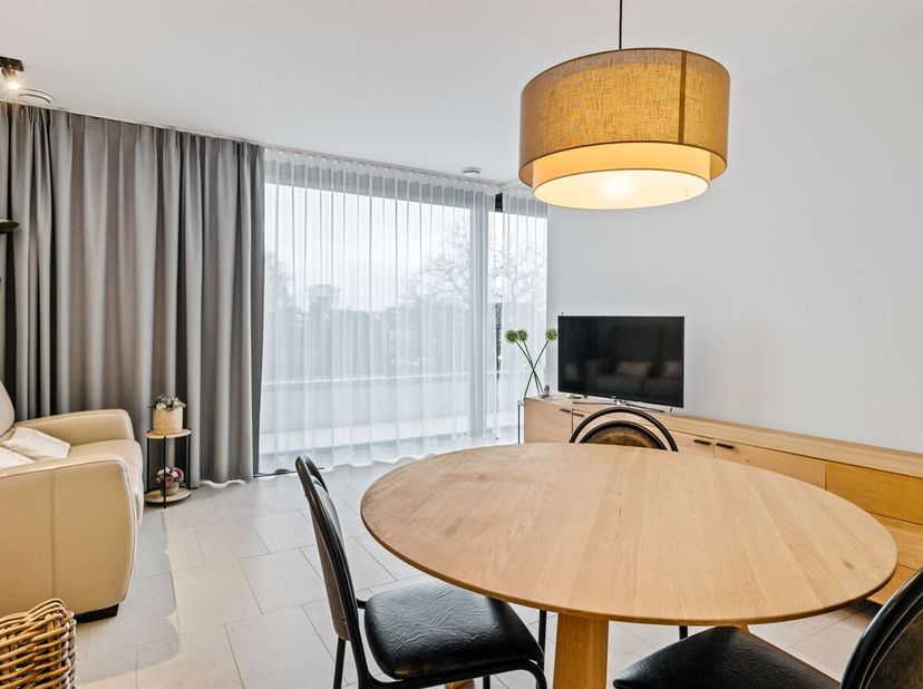 Ligging: Deze nieuwe serviceflat is centraal en gunstig gelegen in een prachtig nieuw complex in Borsbeek. In de nabije omgeving van verschillende sch