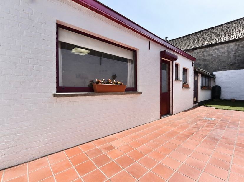 Op zoek naar een woning met een centrale ligging en tal van mogelijkheden? Dan is deze gezellige woning in Eeklo zeker een bezoek waard.<br />
<br />