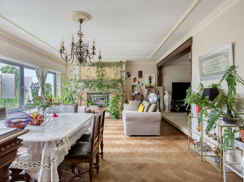 DORP 11 D – 3920 LOMMEL<br />
<br />
Ruim appartement met 2 slaapkamers en uitzicht op het dorpsplein van Lommel<br />
Dit ruime appartement is gelege