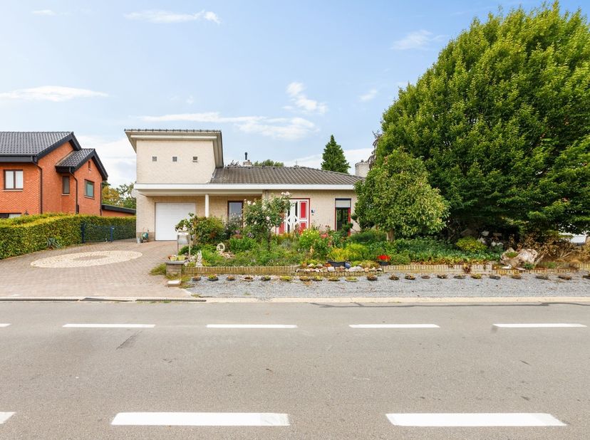 Ruime gelijkvloerse woning met 3 slaapkamers, inpandige garage en prachtig perceel van 21a27ca. <br />
Bent u op zoek naar een ruime woning waar alle