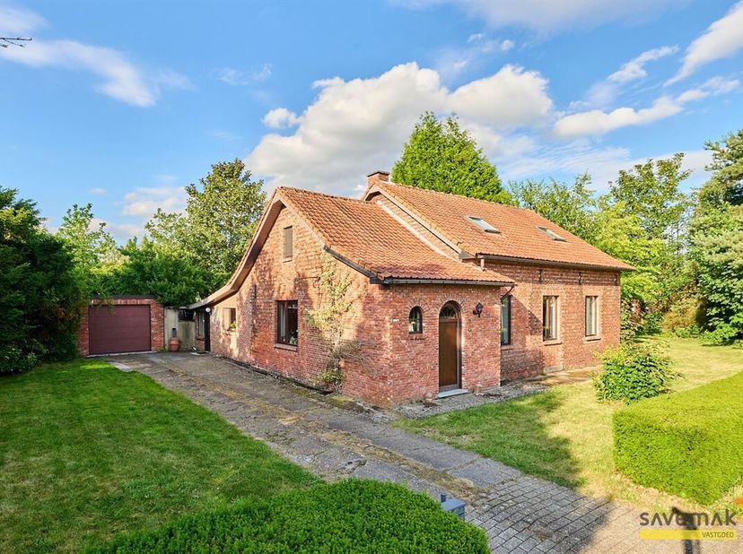 Deze rustig gelegen woning staat instapklaar op je te wachten.<br />
Het totale perceel meet 12a46ca en grenst aan het idyllische kanaal van Beverlo.<