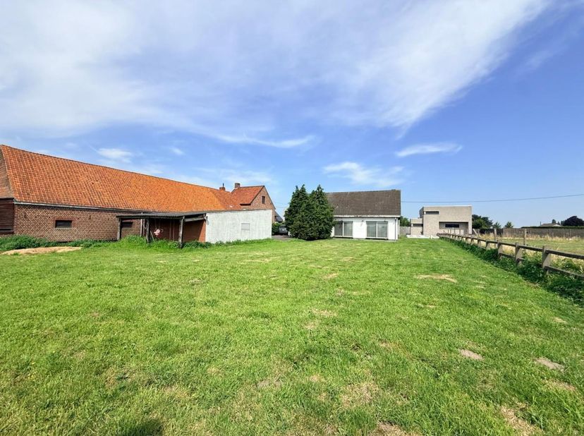 PRACHTIG GELEGEN WOONHUIS, TE RENOVEREN (MET BOUWVERGUNNING -<br />
Deze woning, gelegen in een rustige omgeving van Wingene, staat klaar om te renove