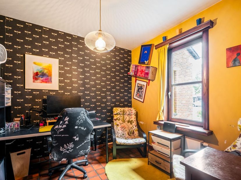 Deze ruime open bebouwing met 3 slaapkamers, garage en aangename tuin is gelegen aan de Liersesteenweg, met alle nodige voorzieningen zoals winkels, s