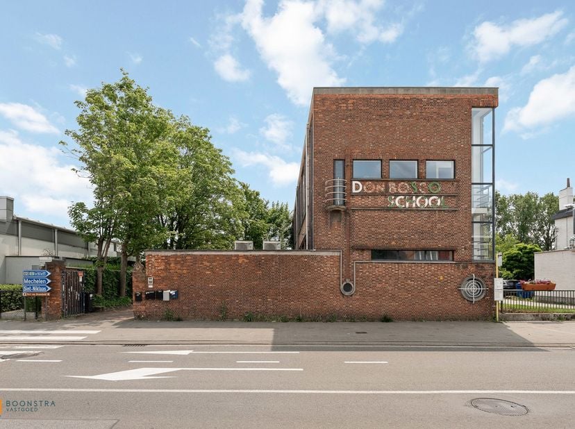 Dit charmante en karaktervolle duplex-kantoor, gelegen in het voormalige ‘Don Bosco’-schoolgebouw in Willebroek, ademt sfeer en geschiedenis. Het gebo