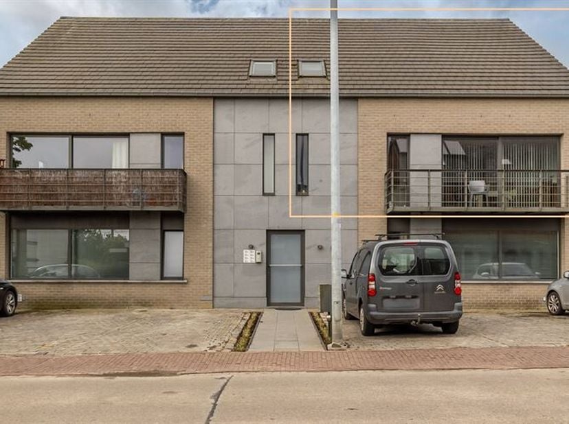 Gezellig duplex appartement met twee grote slaapkamers. Gelegen op de eerste verdieping in een recent gebouw nabij het station van Testelt en pittores