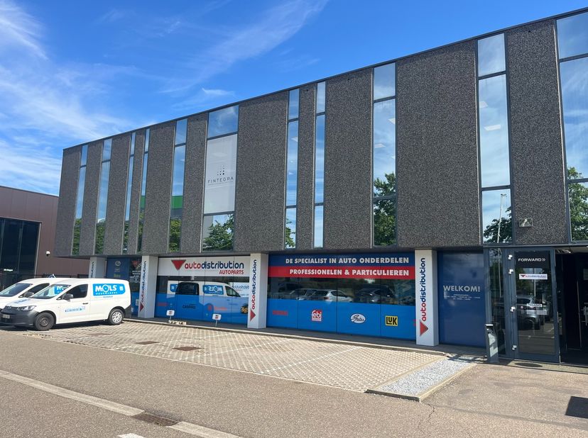 COMMERCIEEL BEDRIJFSGEBOUW MET SHOWROOM EN BEDRIJFSHAL OP TOPLOCATIE LANGS DE DIEPENBEKERWEG<br />
Dit commercieel bedrijfsgebouw (1.398m²) is uitstek