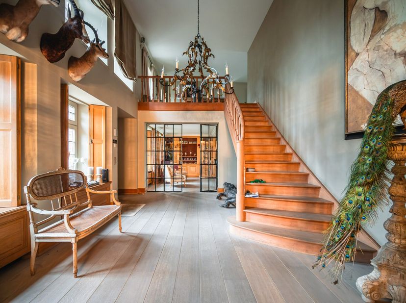 Welkom in deze charmante, gerestaureerde vierkantshoeve gelegen op een prachtig domein van maar liefst 2,7 hectare, waar luxueus wonen en werken hand