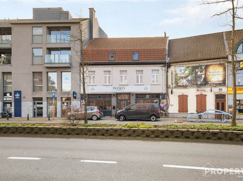 Op een uitstekende ligging in het centrum van Wevelgem, pal op de Grote Markt, bevindt zich dit ruime en veelzijdige horecapand met tal van mogelijkhe