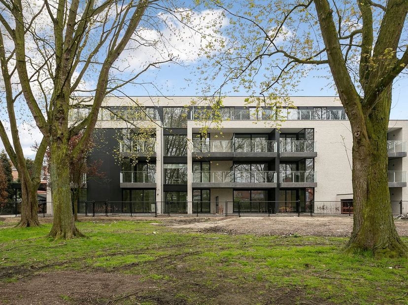 GELIJKVLOERS APPARTEMENT MET TERRAS + TUIN<br />
<br />
De naam van Residentie Park Den Blijk spreekt voor zich. Deze residentie is gebouwd in 2018