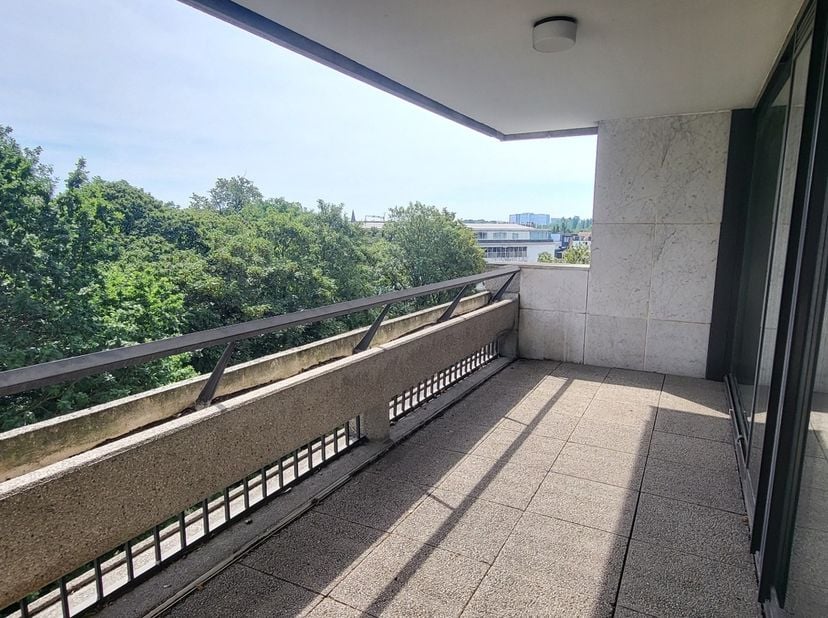 Totale oppervlakte van het appartement: 126m² + terras van 26m².<br />
Het appartement bevind zich op de 6e verdieping van Residentie Hertogenpark. Di