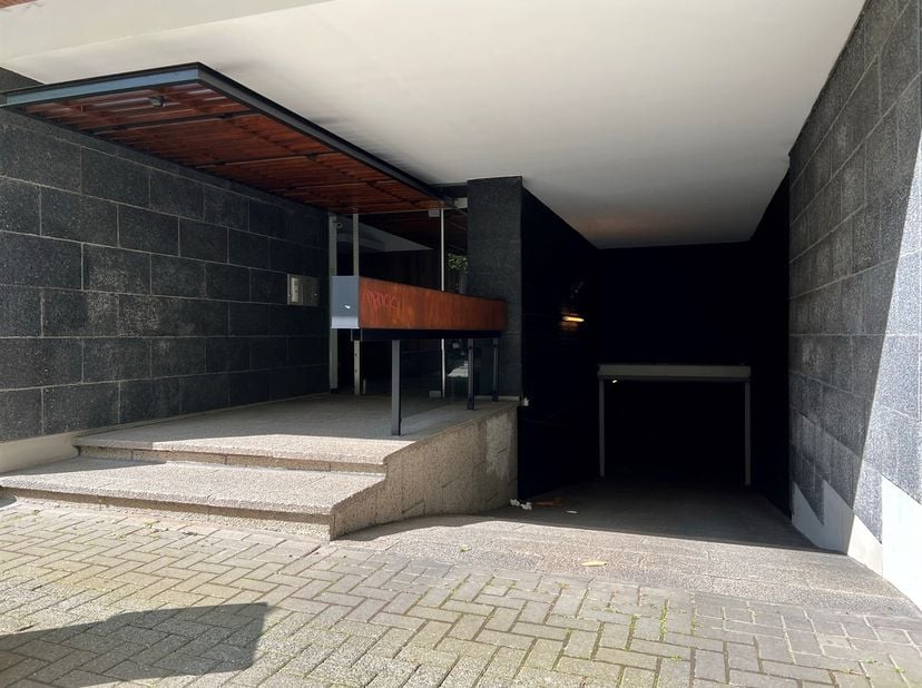 Parkeerplaats op -1 van een gebouw, tussen de Louizalaan, de Basculewijk en de Châtelain. <br />
Grote ruimte met elektrische toegangsdeur. <br />
Dit