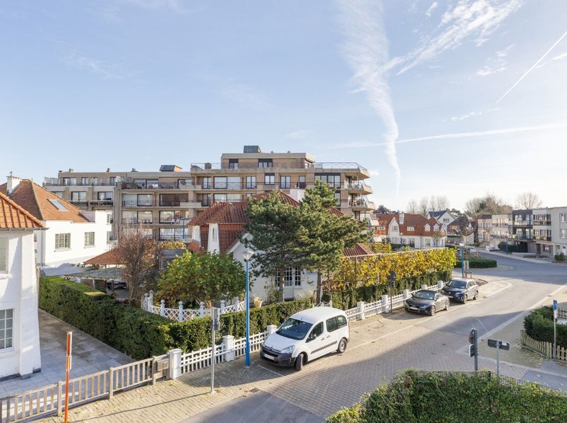 Te koop: stijlvol appartement in de Mariastraat, pal in het centrum van Koksijde en toch rustig gelegen. Dit perfect gerenoveerde appartement biedt ee