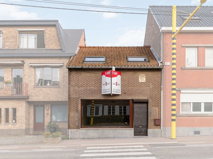 Dit handelshuis bevindt zich aan de Visésteenweg te Riemst, een belangrijke verbindingsweg tussen het Waalse Visé en het centrum van Riemst. Dankzij d