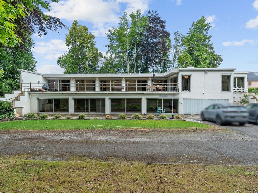 BERINGEN - Deze ruime woning is gelegen in het mooie Beringen en biedt maar liefst 400 m² aan leef - en werkruimte. De eerste verdieping herbergt een