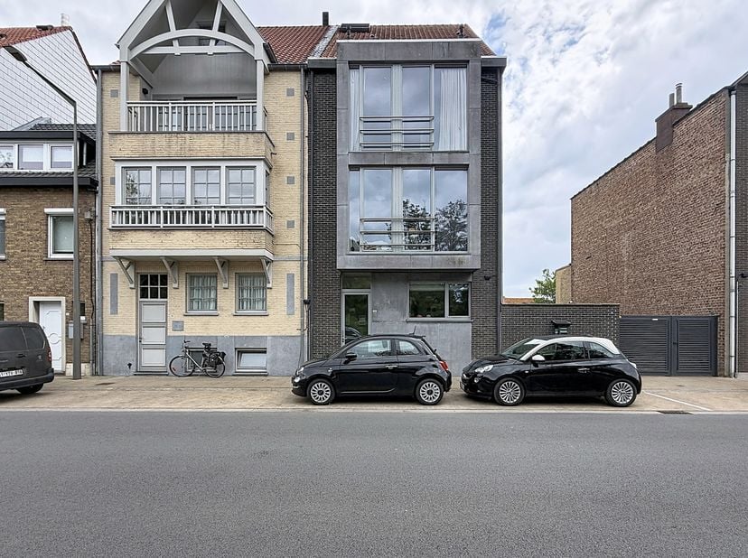 Zongerichte woonkamer met aangenaam terras, open ingerichte keuken, nachthal, berging met aansluiting voor de wasmachine, apart toilet, douchekamer, t