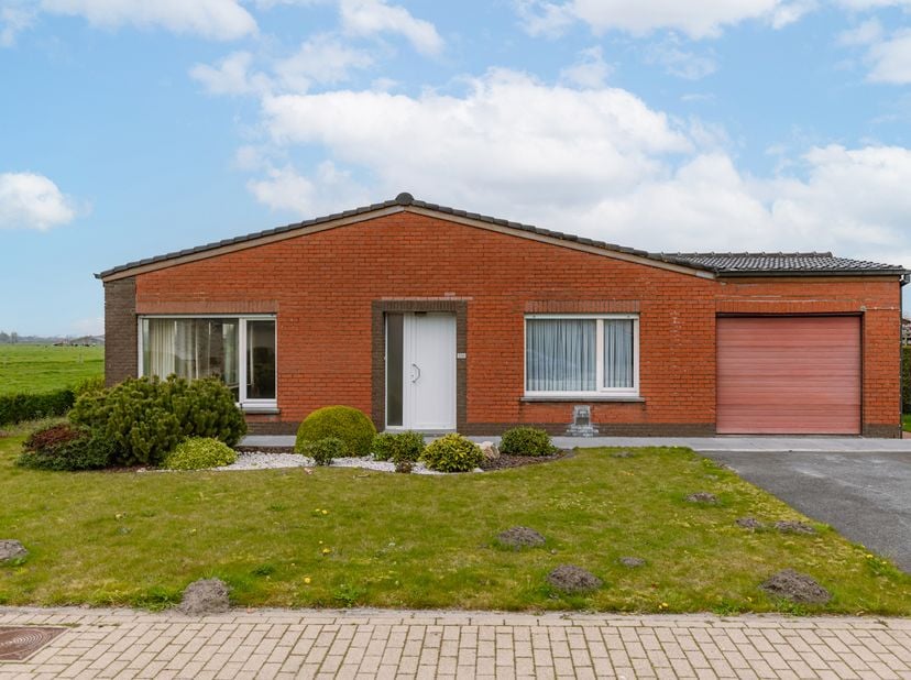 Deze charmante open bebouwing is rustig gelegen in Zedelgem en biedt een unieke combinatie van ruimte, rust en potentieel. Dankzij de centrale ligging