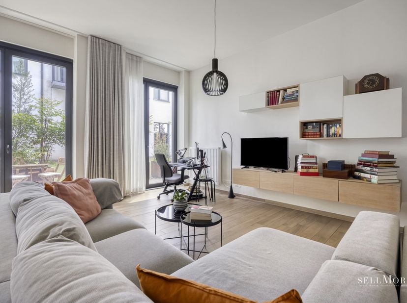 Op zoek naar een stijlvol appartement in het hart van Brussel? Dit prachtige appartement aan de Handelsstraat 74 combineert hedendaags comfort met een