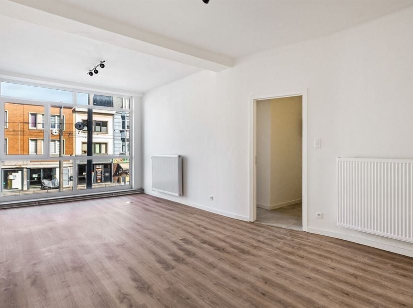 Appartement rénové de 2 chambres à coucher au coeur de Merksem !<br />
Situation : Cet appartement récemment rénové est situé de manière très centrale