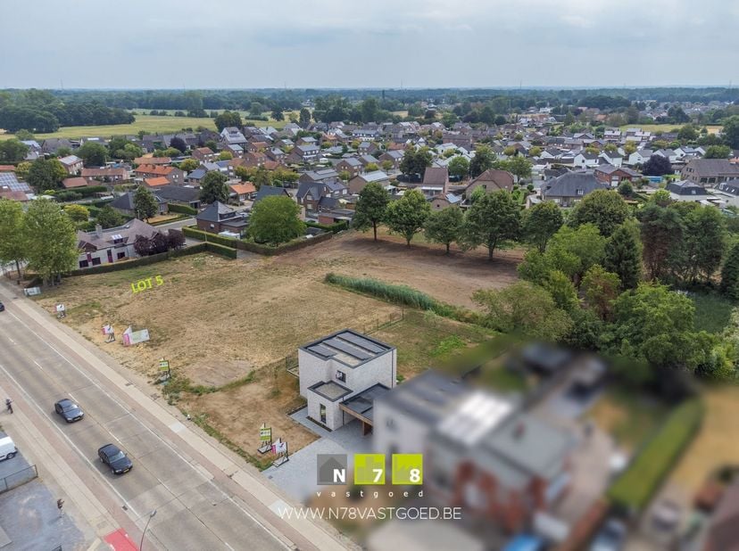 Terrain à vendre
                    à 3680 Neeroeteren