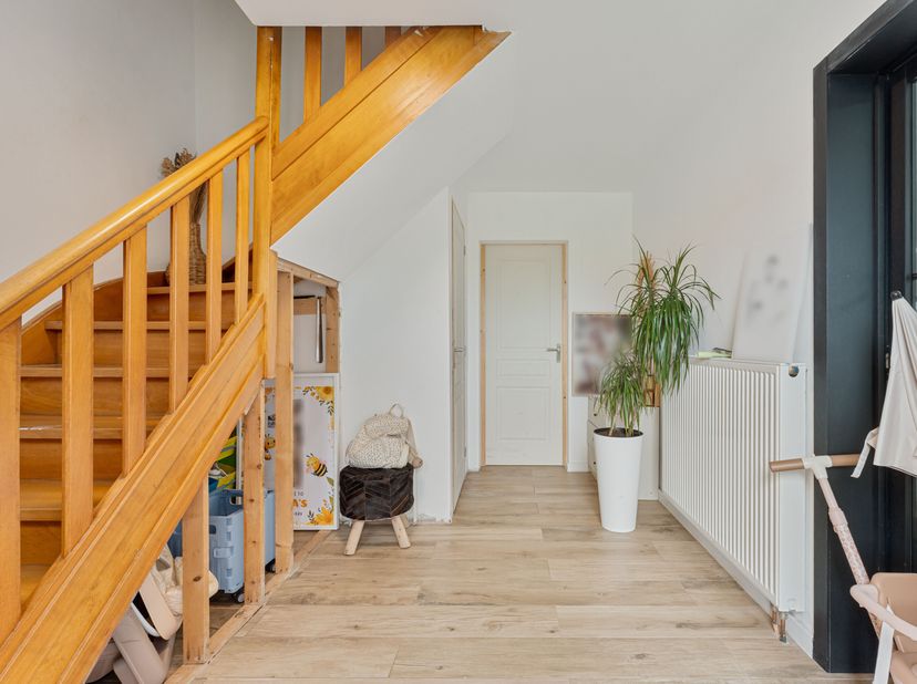 In een rustige wijk in Vinkt hebben we deze gesloten bebouwing met een gunstig EPC B, 3 slaapkamers en een inpandige garage met oprit. De woning werd