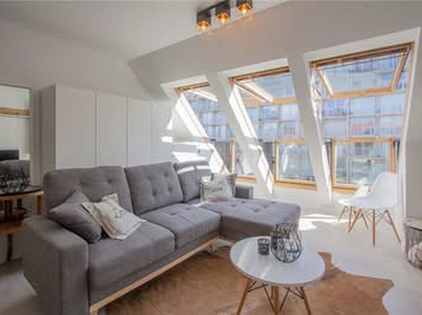 BEZOEKMOMENT OP ZATERDAG 4/7 EN ZONDAG 5/7<br />
Op zoek naar een instapklaar en lichtrijk appartement aan zee? Dit stijlvol gerenoveerde dakapparteme