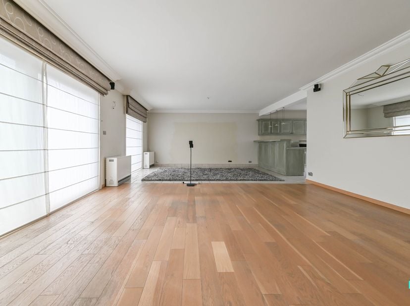 Deze ruime handelswoning werd in 1995 volledig gerenoveerd en beschikt over een riante bewoonbare oppervlakte van maar liefst. ca. 349 m², gelegen in
