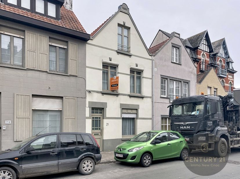 Te renoveren ruime woning met 4 slaapkamers in het hart van Oud-Knokke – Albertlaan 21<br />
<br />
Deze ruime woning is ideaal gelegen in het charman