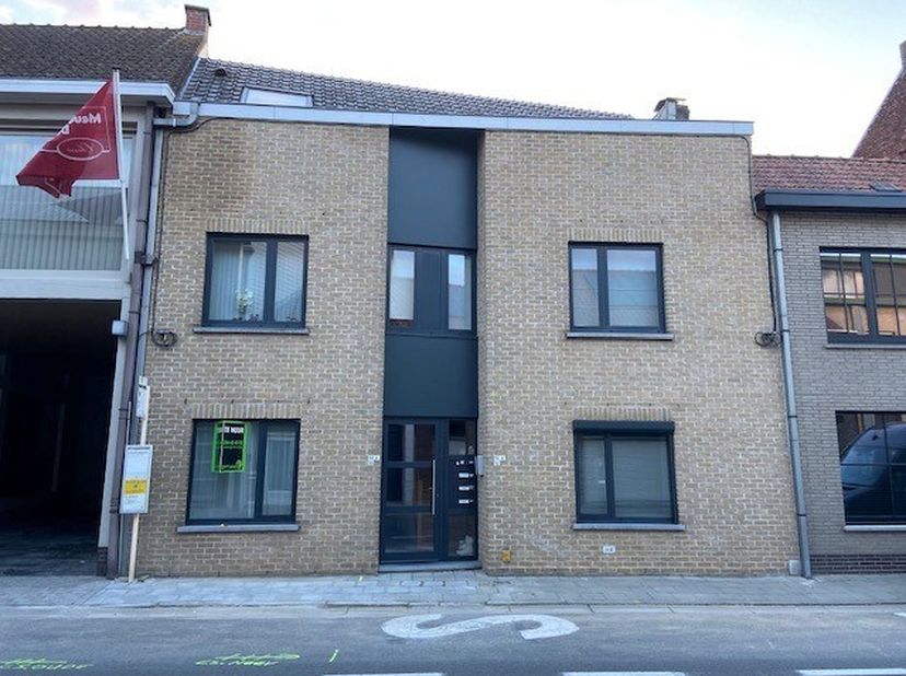Centraal gelegen gelijkvloers appartement met ruim terras en autostaanplaats onder de gemeenschappelijke carport achteraan te bereiken via uitweg.<br