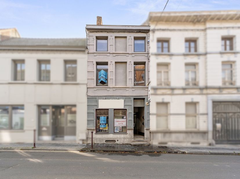 Te koop: gebouw met handelsruimte, woonst en magazijn in Frasnes-lez-Anvaing<br />
In de Rue Haute in Frasnes-lez-Anvaing, nabij het centrum en de E42