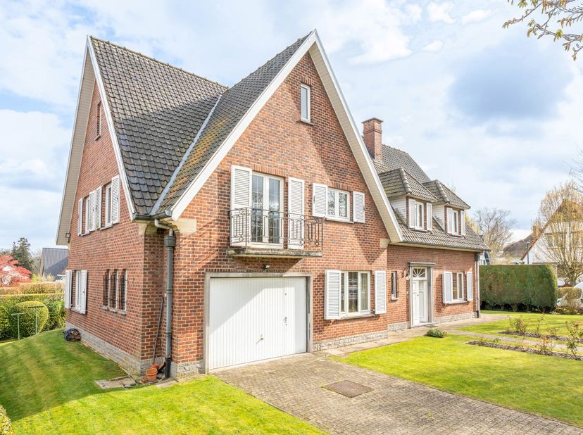 Te renoveren villa met een bewoonbare oppervlakte van 340 m² (510 m² bebouwd), gelegen op een hoekperceel van 9 are 60, in een rustige wijk nabij Stoc