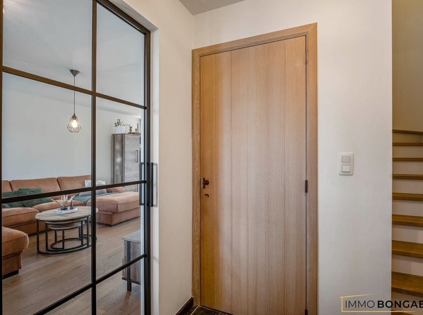 Deze half-vrijstaande woning in landelijke stijl is rustig gelegen op een perceel van 4a38ca te Tongerlo (Bree). De woning is volledig afgewerkt en vo