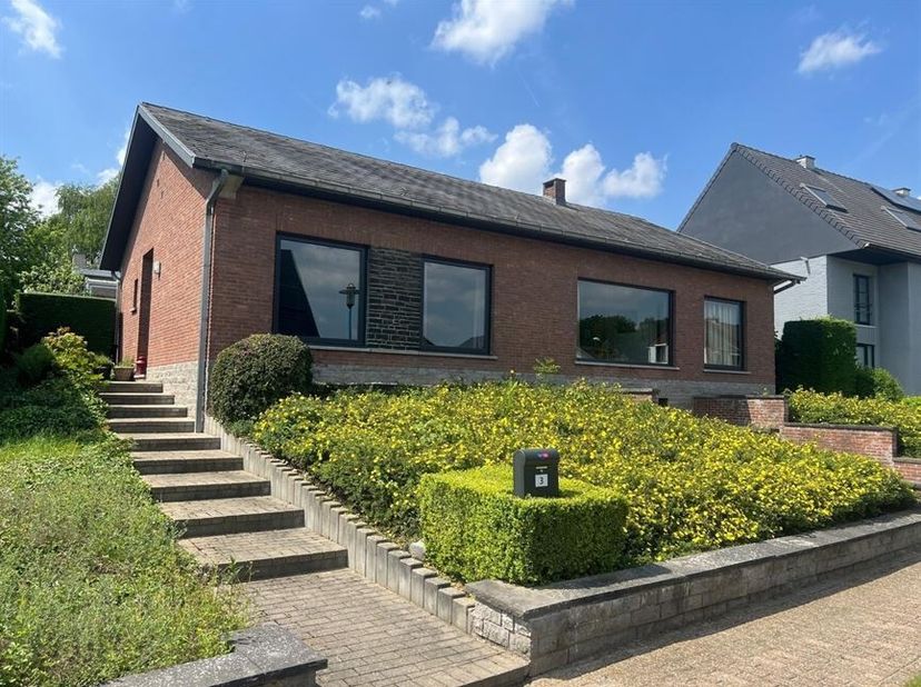 TOPPER! KINDVRIENDELIJKE BUURT! <br />
 Charmante 4-gevel woning met zonnige tuin op een uitstekende ligging vlakbij centrum.<br />
 Via de iinkomhal