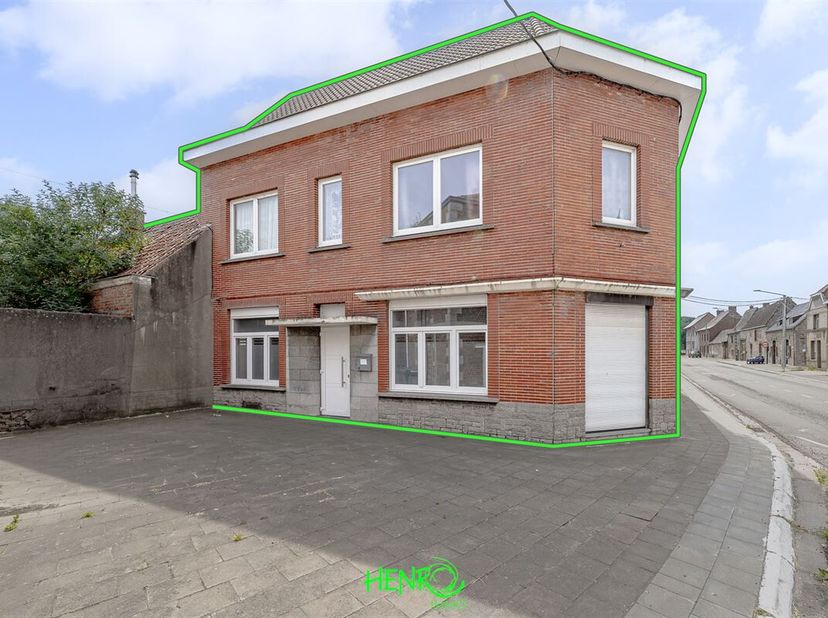 Maison 2 chambres avec cour  Beau potentiel<br />
Située dans un environnement pratique et proche des commodités, cette maison unifamiliale vous sédui