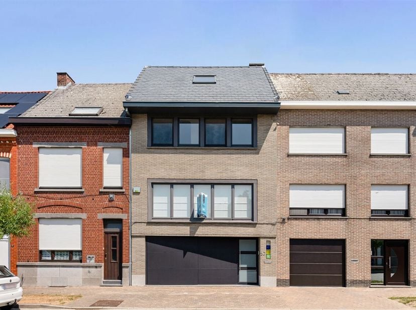 Instapklare bel-etagewoning met 5 slaapkamers, grote garage, ruim terras en tuin met groen uitzicht. <br />
Op zoek naar een comfortabele gezinswoning