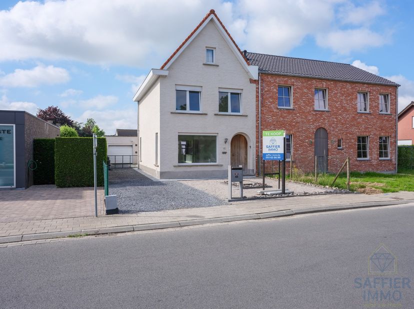 Op zoek naar een instapklare woning met karakter én comfort? Deze volledig gerenoveerde woning ligt in een rustige buurt, maar toch op een boogscheut