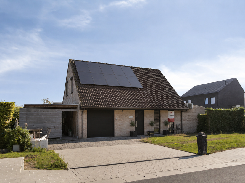 Rustig, centraal gelegen vrijstaande en karaktervolle woonst te Veldegem.<br />
Deze verzorgde woning is rustig gelegen in een aangename verkaveling,