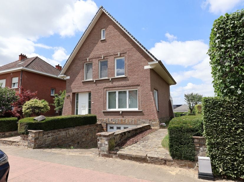 Op een uitstekende ligging, op wandelafstand van het centrum van Sterrebeek, bevindt zich deze smaakvol gerenoveerde woning die comfort, ruimte en een